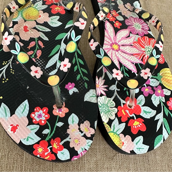 Vera Bradley Floral Flip Flops - Picture 2 of 4